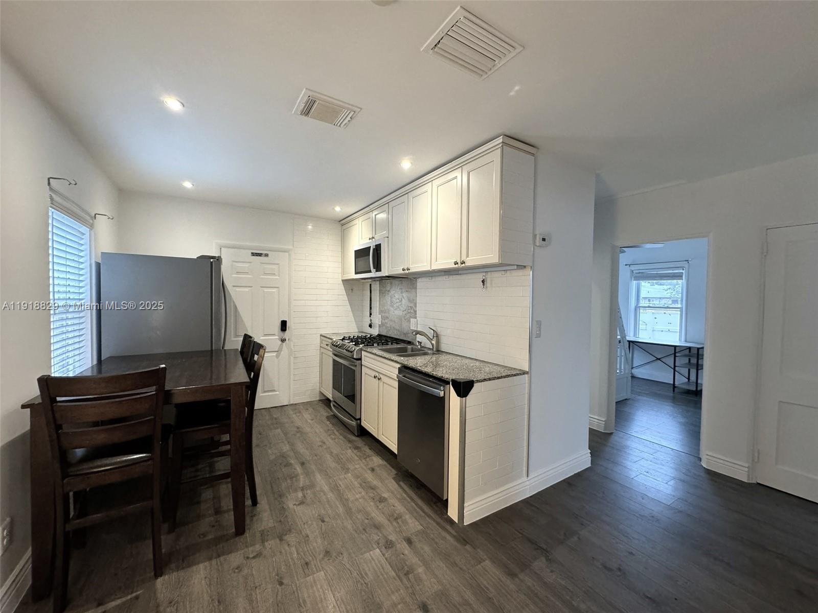 HOLLYWOOD LITTLE RANCHES - Residential Lease