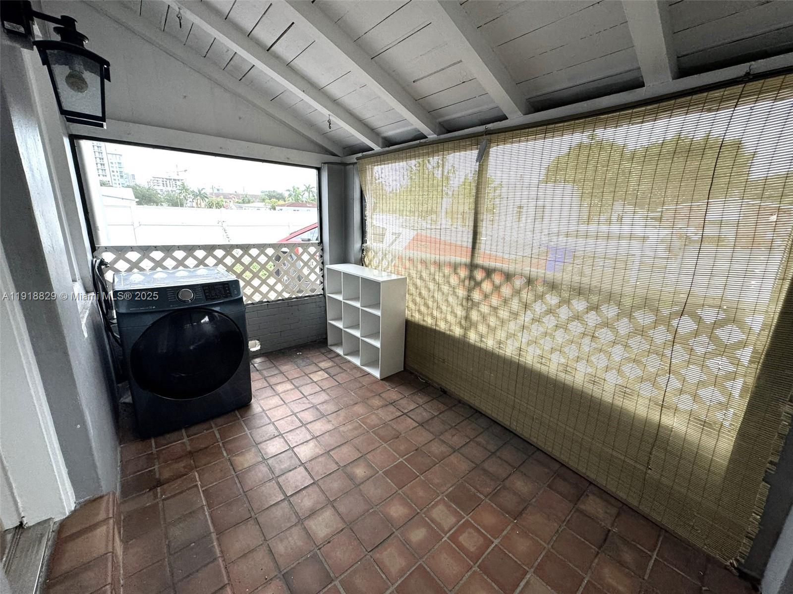 HOLLYWOOD LITTLE RANCHES - Residential Lease