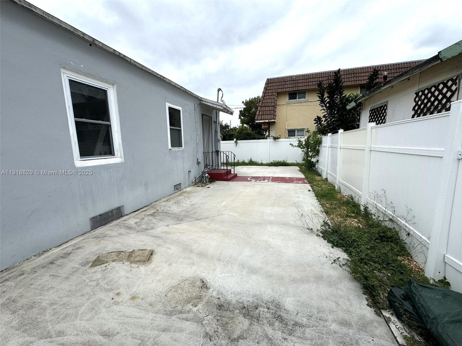 HOLLYWOOD LITTLE RANCHES - Residential Lease
