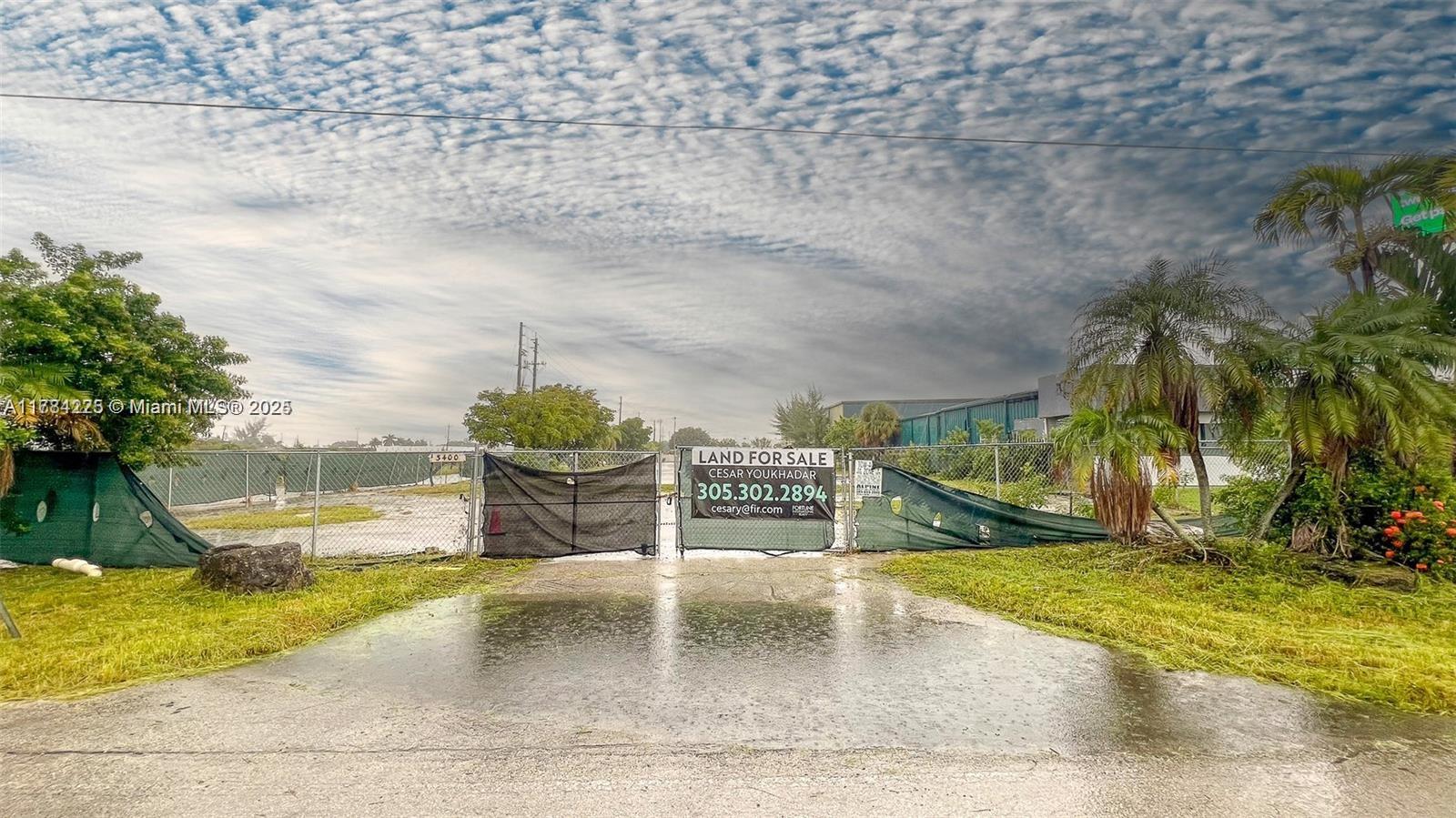 A stunning 113,604 s/f lot awaits. Opportunity for commercial land use! Ideal for investors, situated just 5 minutes from de airport, 2 minute from palmetto express way. Call listing agent for more information!