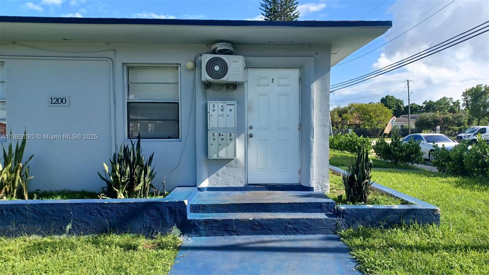 Efficiency 0/1 for Rent in Miami $1100.00! Great Location! In the heart of Miami, just a mile away from US-1. Everything in the appliance is in good quality—updated A/C unit and bathtub. The kitchen has premium stainless steel appliances and hardwood-style flooring. Electricity and Water Included. Available to move on October 01st, 2025!