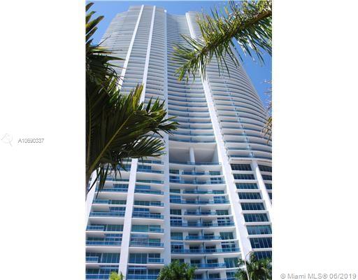 Large One bedroom with amazing views of Biscayne Bay in luxury building in Downtown Miami, offers resort style amenities, spa for residents only, fitness room, pool with towel service, 24 concierge and many more. Great location to the Beach, Midtown, Brickell and Major Hwys.