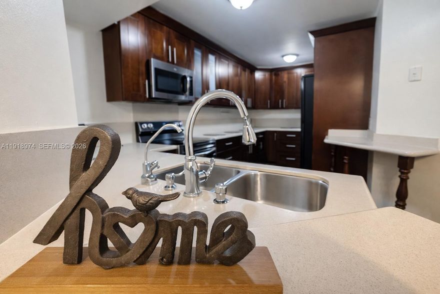 DON’T MISS THIS EXCELLENT OPPORTUNITY—PERFECT AS YOUR NEW HOME OR AS A SMART INVESTMENT! LOCATED IN AN EXCLUSIVE GATED COMMUNITY THAT OFFERS EXTRA PRIVACY, BRIGHT SPACES, AND A UNIQUE LAYOUT. PRIME LOCATION NEAR THE COMMUNITY EXIT. THE PROPERTY FEATURES ALL APPLIANCES IN EXCELLENT CONDITION, A SPACIOUS KITCHEN WITH GREAT CABINET SPACE, AND BEAUTIFUL MODERN LAMINATE FLOORS THAT ARE EASY TO CLEAN. CONTEMPORARY RECESSED LIGHTING CREATES A BRIGHT, MODEL-HOME FEEL. THE COMMUNITY PROVIDES RESORT-STYLE AMENITIES INCLUDING TENNIS COURTS, A CHILDREN’S PLAY AREA, AND A FULLY EQUIPPED GYM. THE AREA IS ALSO KNOWN FOR ITS EXCELLENT SCHOOLS, MAKING IT AN IDEAL OPTION FOR FAMILIES. ON LBX