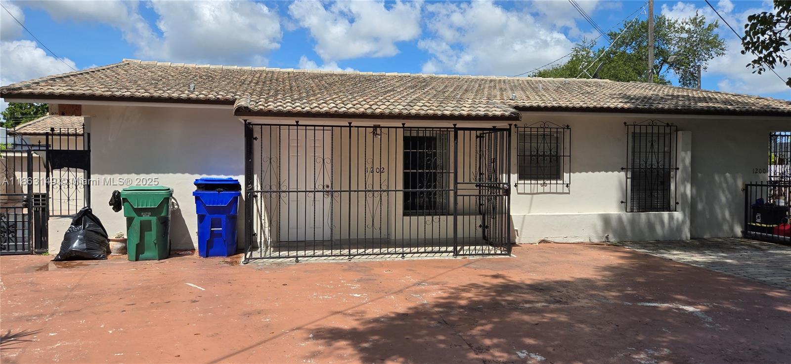 Duplex in the heart of Miami, featuring a private office/workspace with bathroom. All-tiles flooring, large family room, covered terrace, gated parking, washer and dryer in-unit. Perfect for families or professionals working from home. Rapid approval, move in ready. *** New pictures coming soon / currently some upgrades being done ***