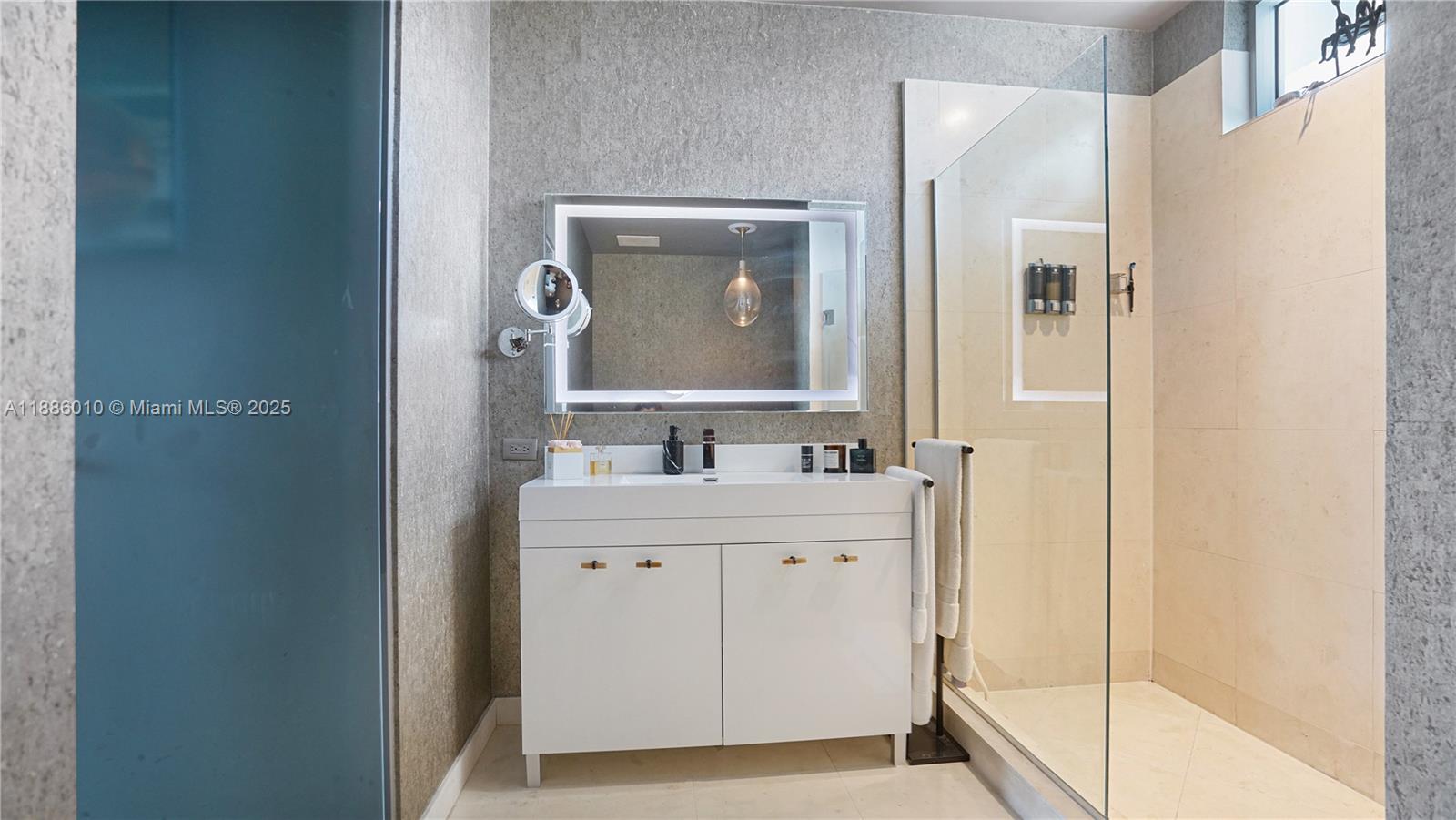 SPACE 01 CONDO - Residential