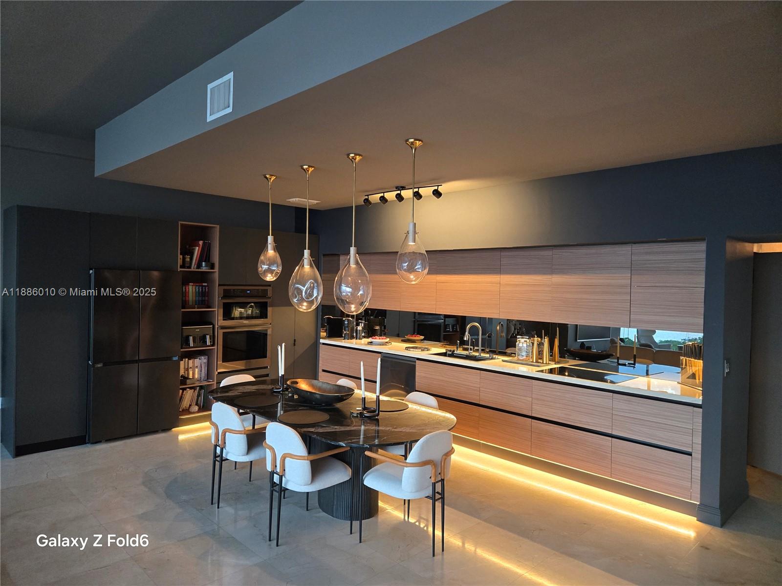 SPACE 01 CONDO - Residential