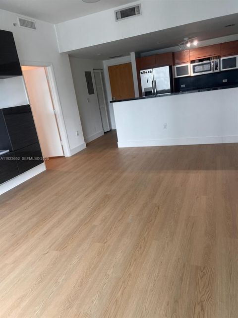 253 NE 2nd St 2701 Miami FL 33132