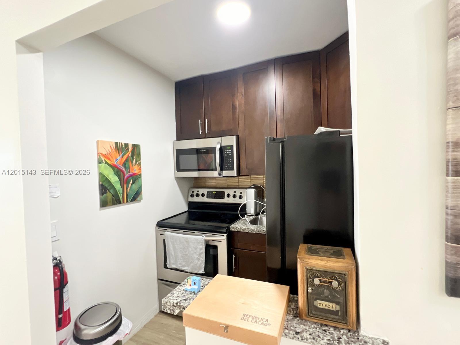 BAYSHORE YACHT & TENNIS C - Residential Lease