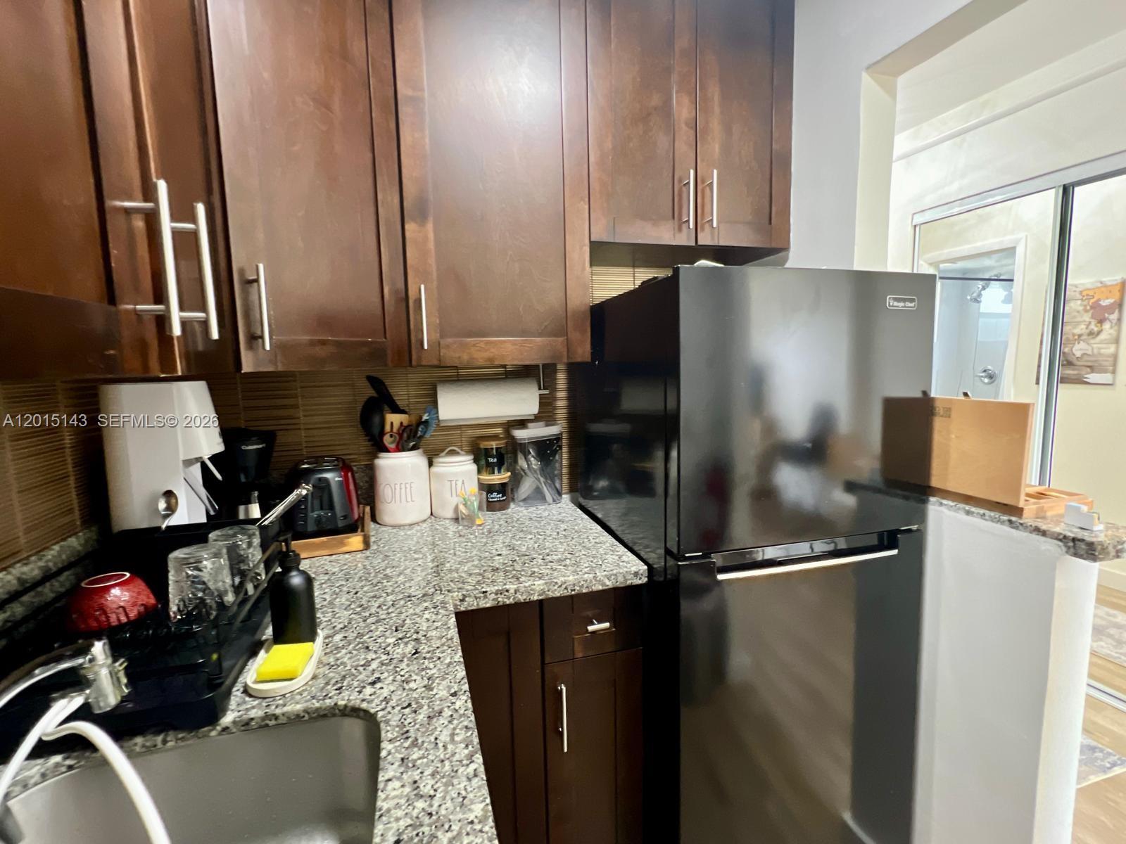 BAYSHORE YACHT & TENNIS C - Residential Lease