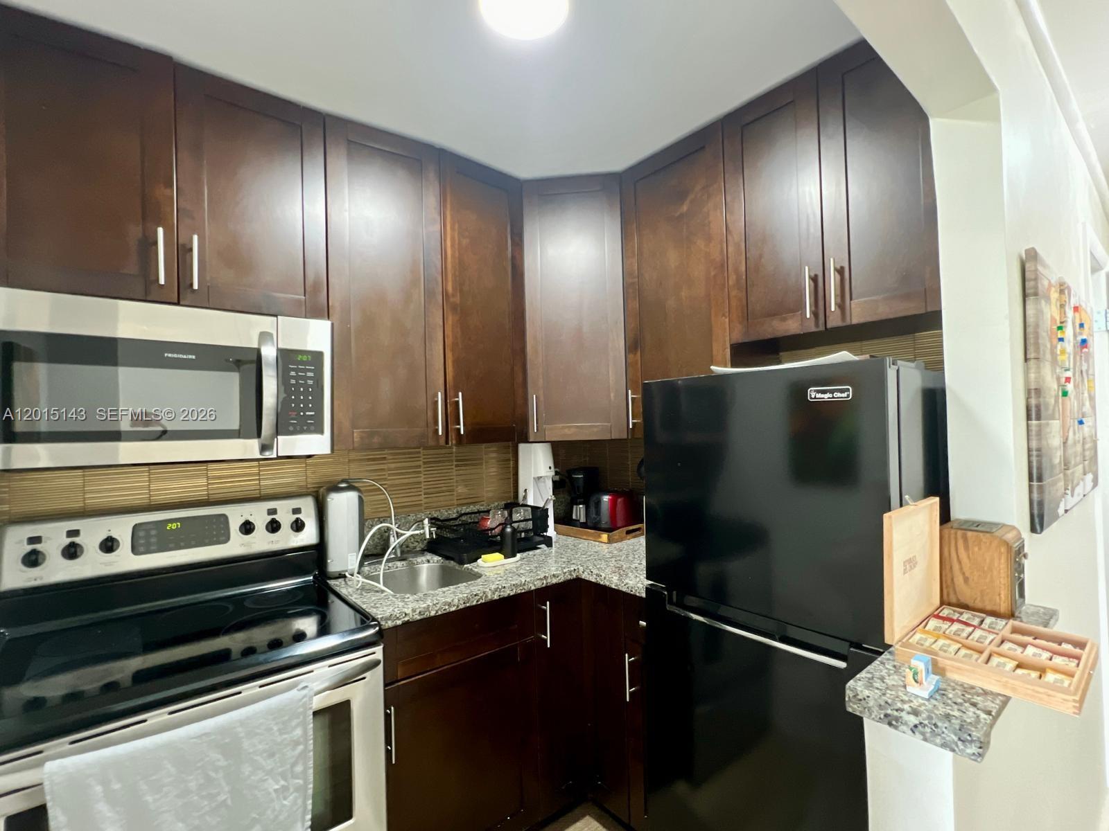 BAYSHORE YACHT & TENNIS C - Residential Lease