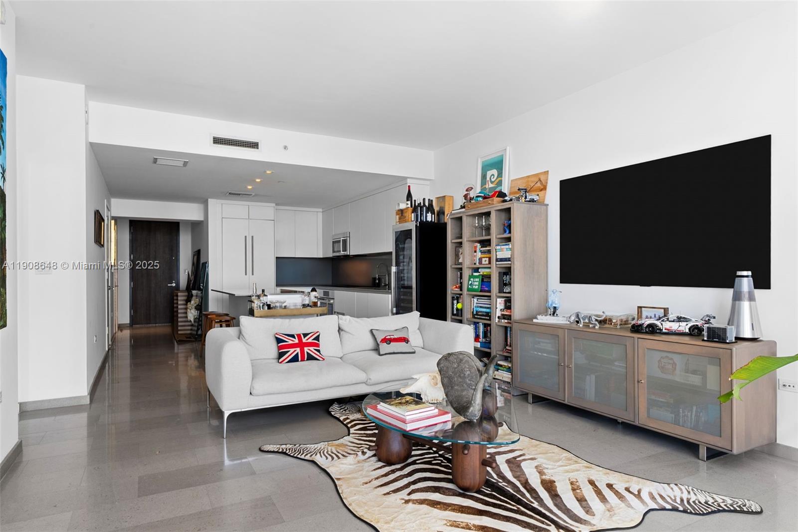 REACH CONDO - Residential