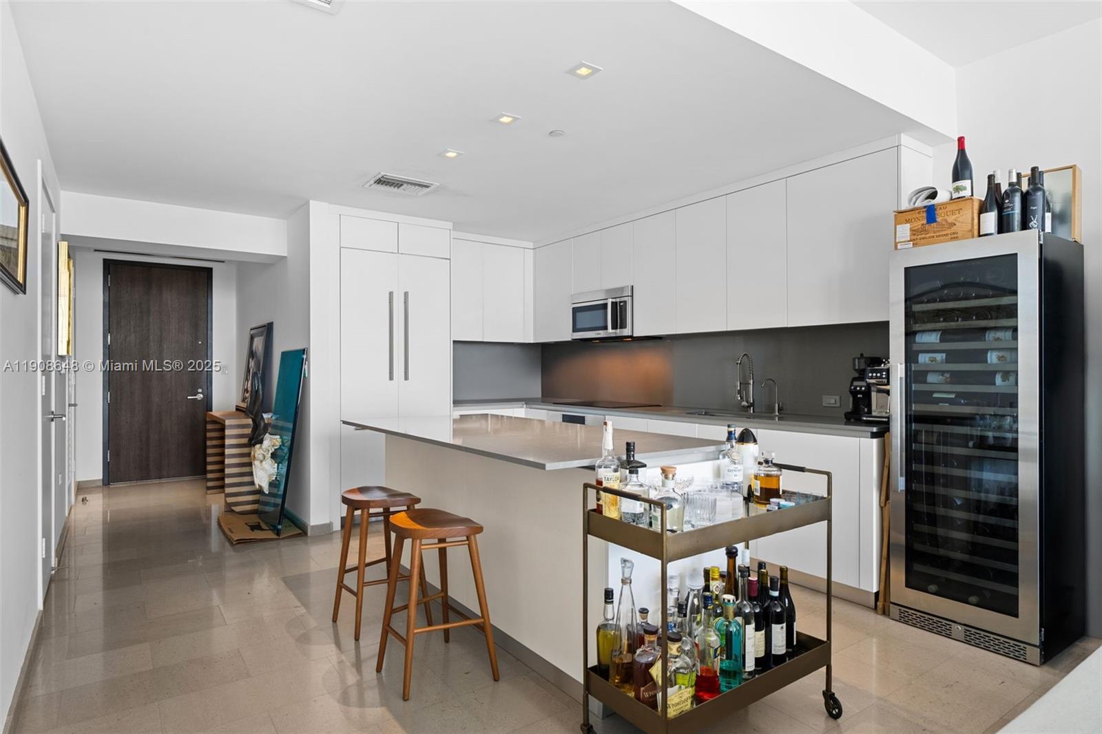 REACH CONDO - Residential