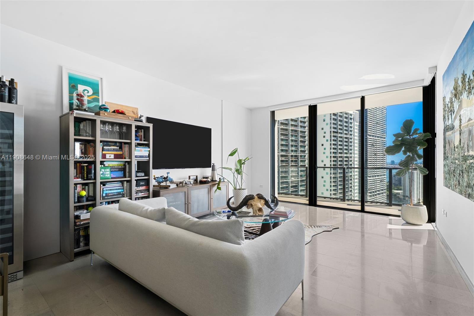 REACH CONDO - Residential