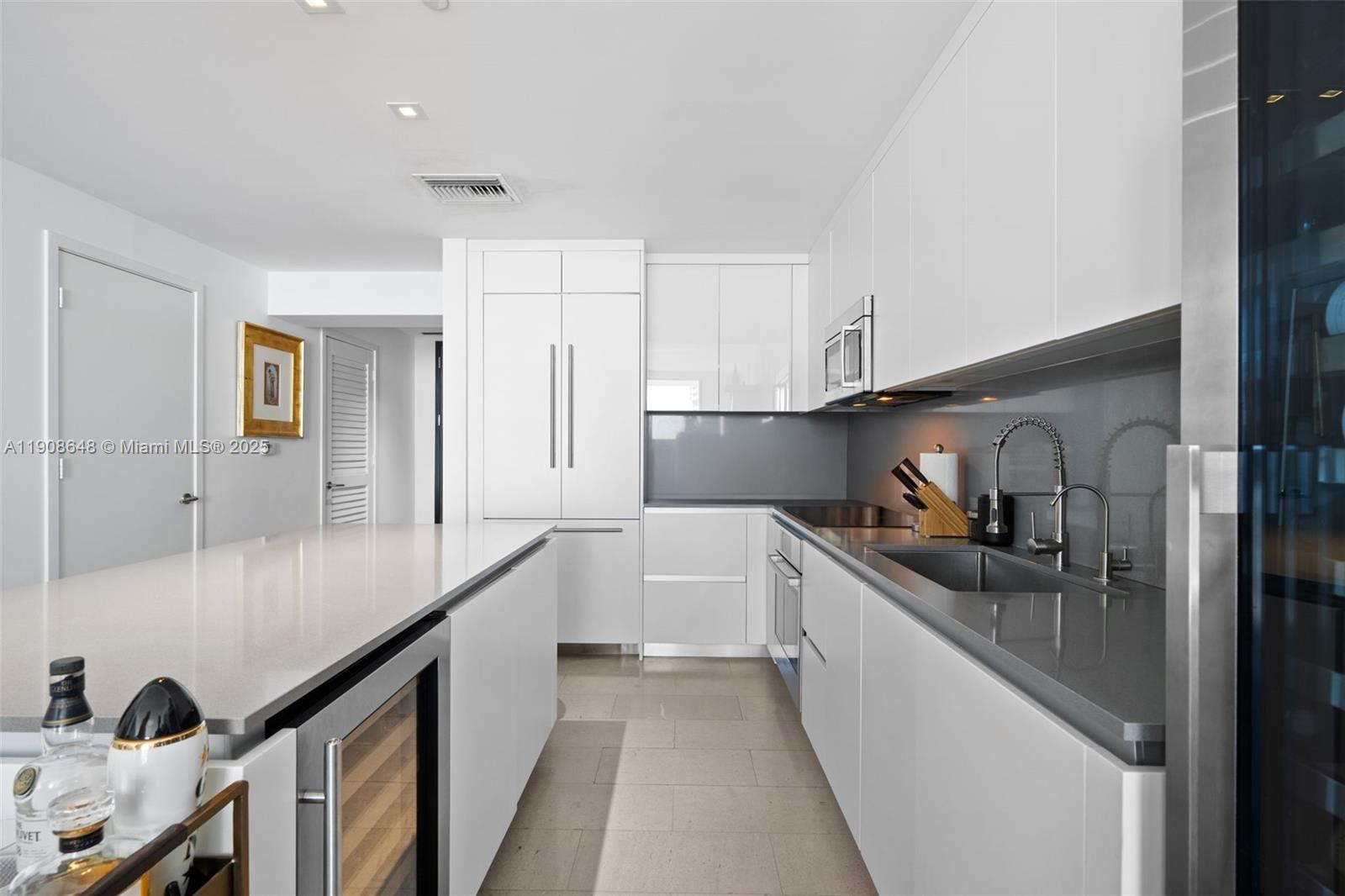 REACH CONDO - Residential