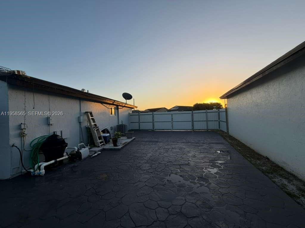 SOUTH MIAMI LAKES - Residential