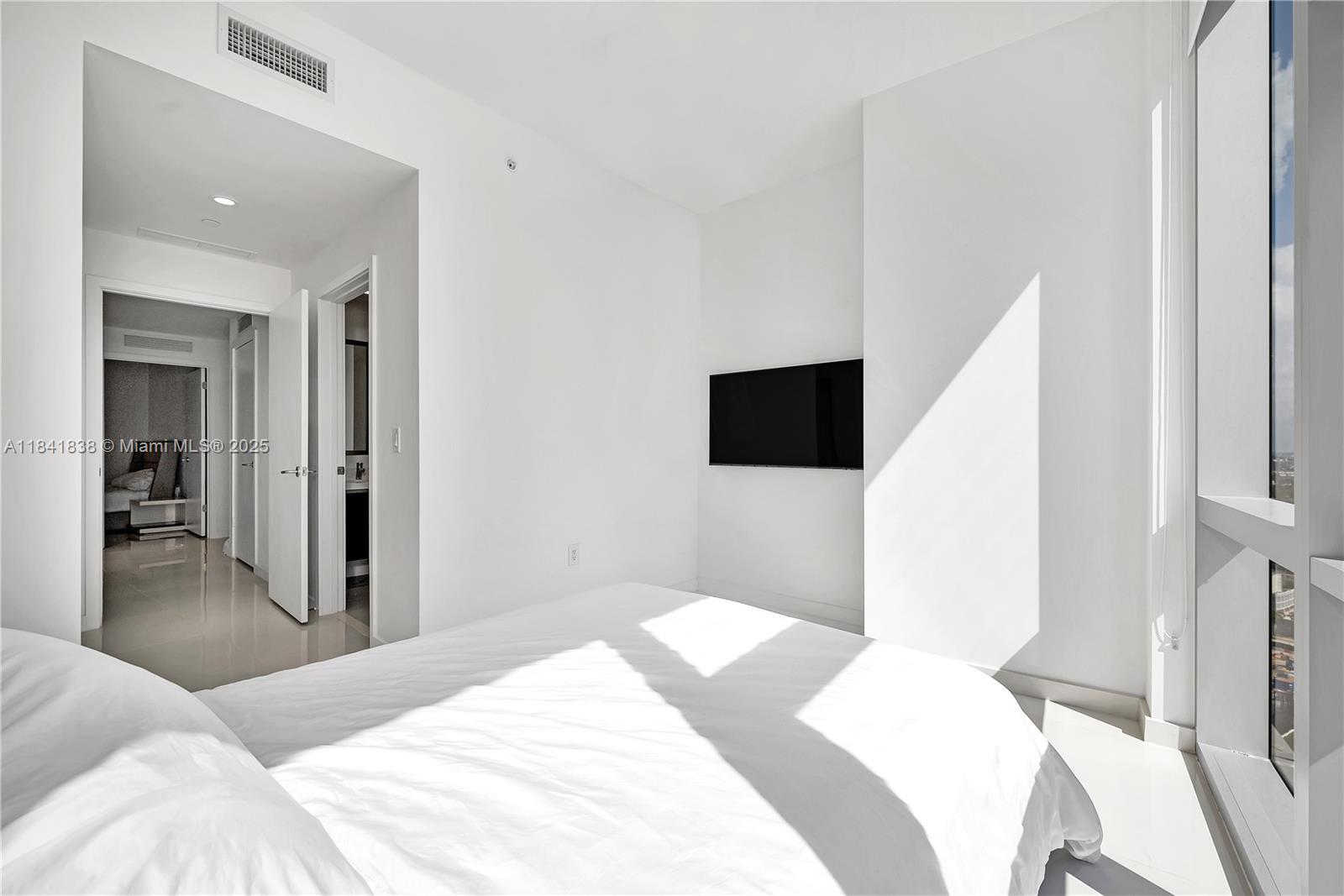 PARAMOUNT MIAMI WORLDCENTE - Residential Lease