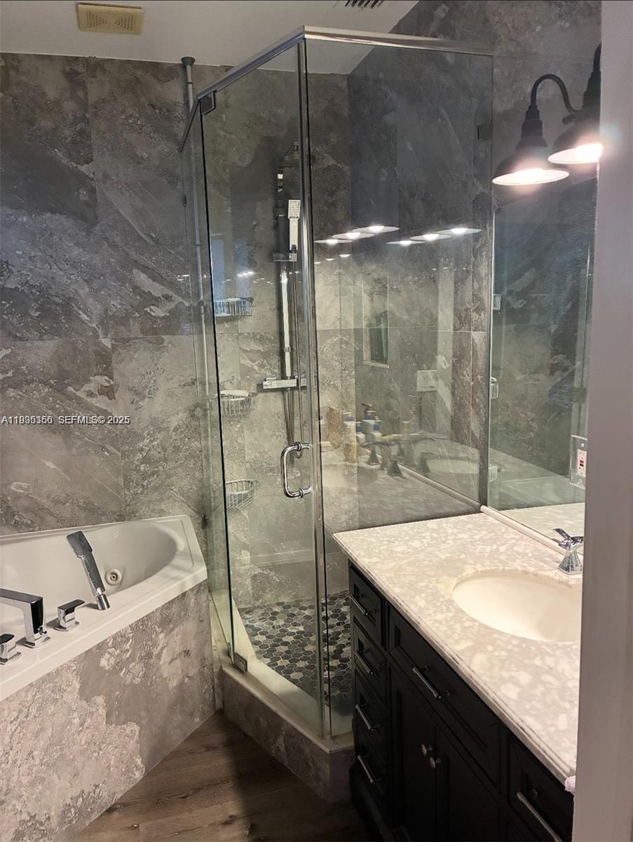 HOLLYWOOD ESTATES - Residential Income