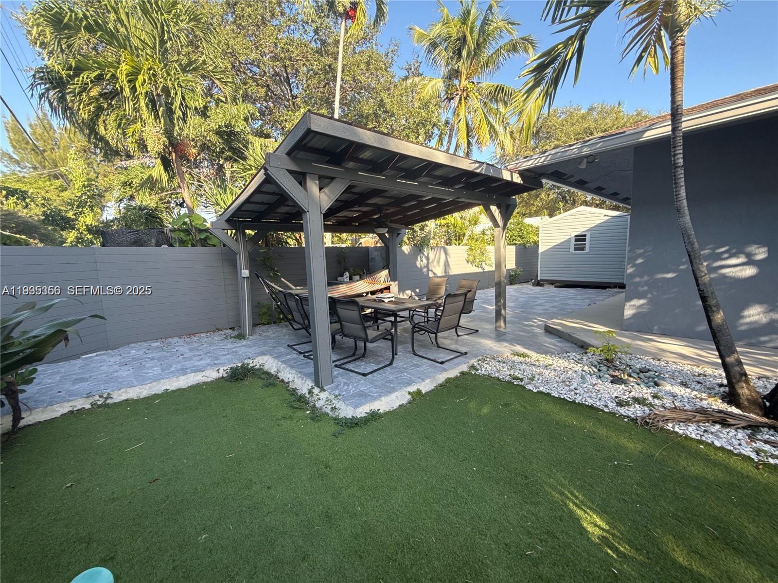 HOLLYWOOD ESTATES - Residential Income