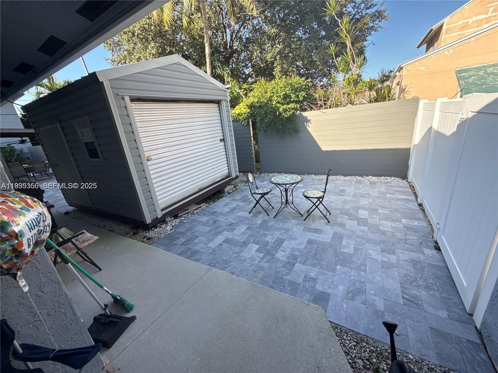 HOLLYWOOD ESTATES - Residential Income