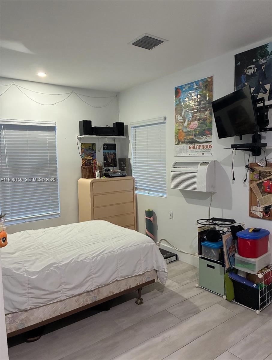 HOLLYWOOD ESTATES - Residential Income