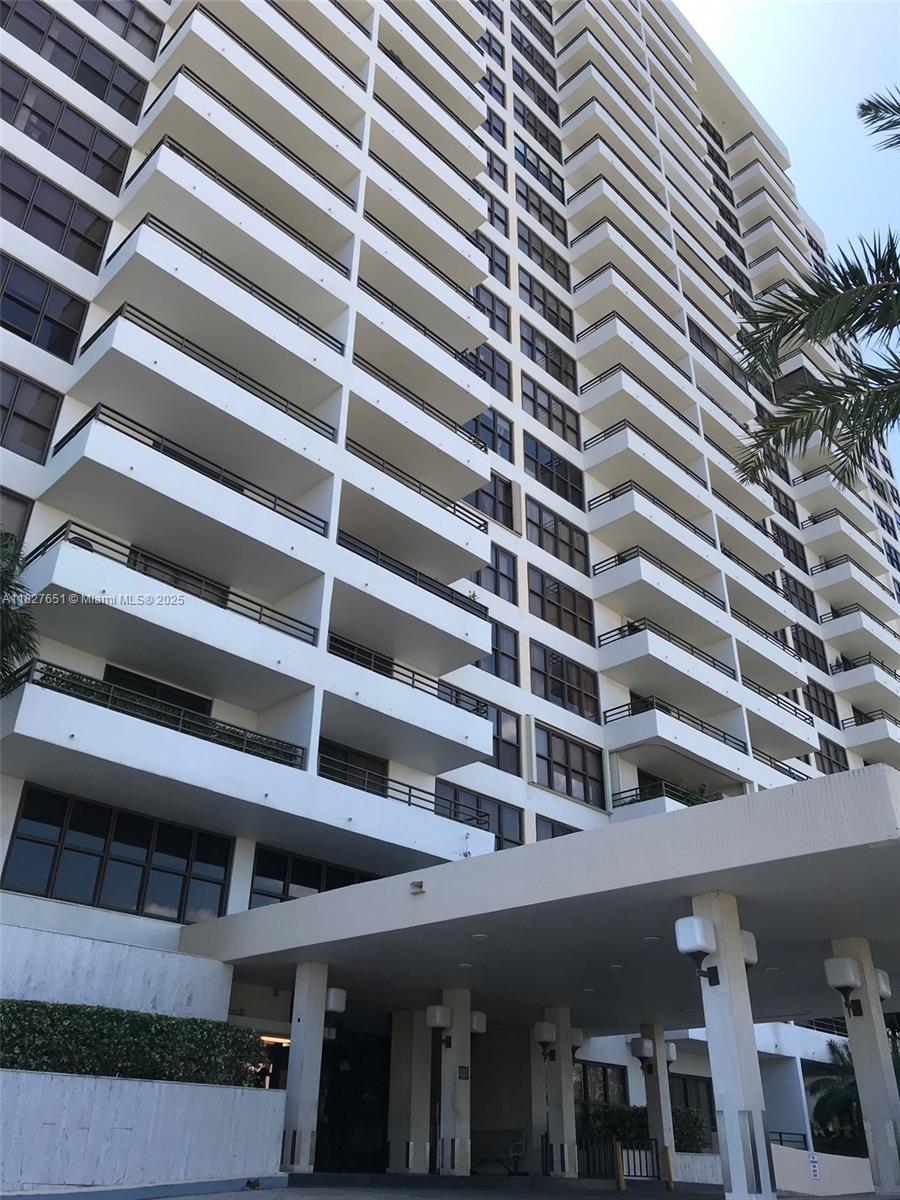 BEAUTIFUL UNIT IN OLYMPUS CONDOMINIUN ,1 BEDROOM AND 1 ,1/2 BATHROOMS ,GREAT LIVING -DINNING ROOM ,LAMINATE FLOOR ,FRESHLY PAINTED NOT POPCORN CEILING,OPEN KITCHEN WITH NICE CABINETS ,GRANITE COUNTER TOP & STANLESS STEELS APPLIANCES ,VERY GOOD BALCONY TO ENJOY THE VIEW !GREAT UNIT !.BUILDING HAS AMAZING AMENITIES !CLOSE TO SUPERMARKETS ,RESTAURANTS AND MAYOR AVE .