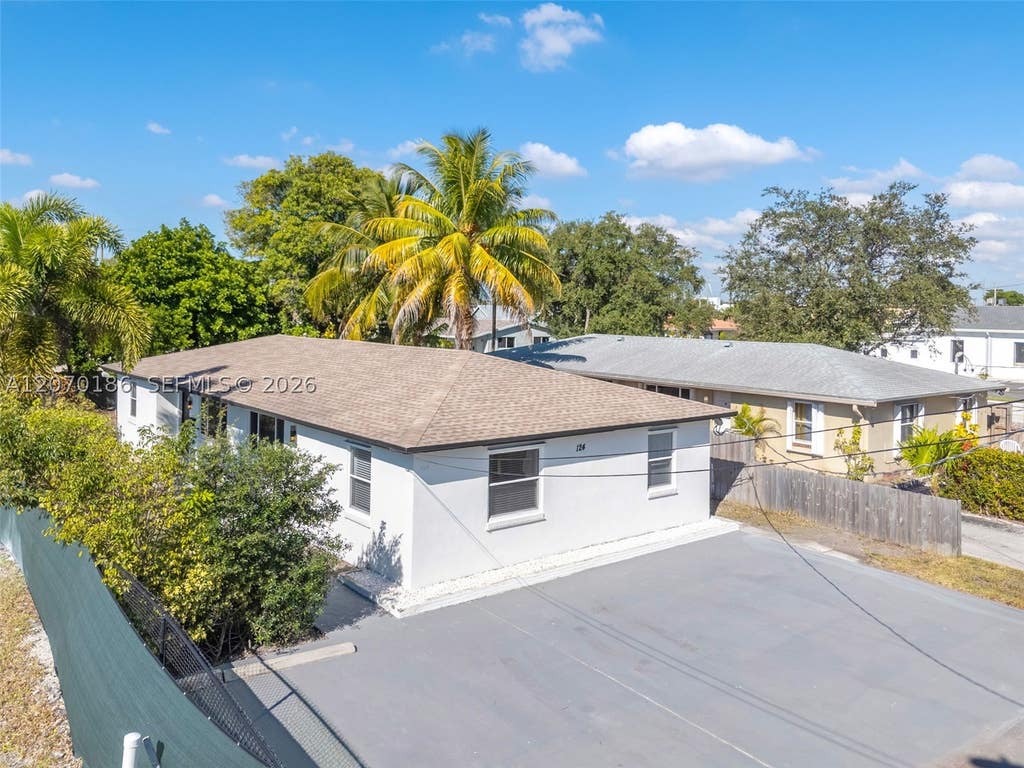 Photo of 124 SE 2nd Ter #1-2, Hallandale Beach, FL 33009 (MLS # A12070186)