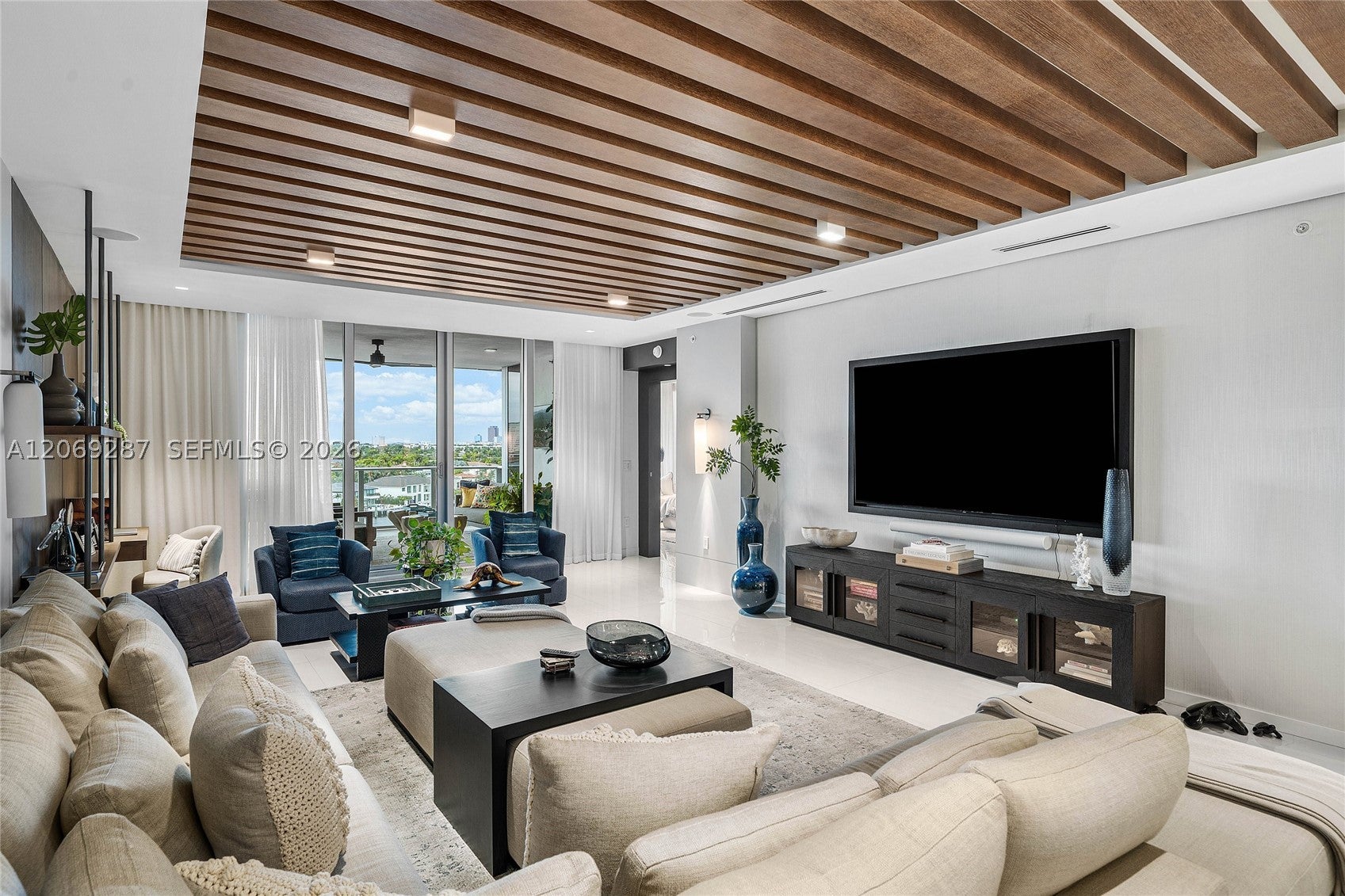 435 Bayshore Dr 703