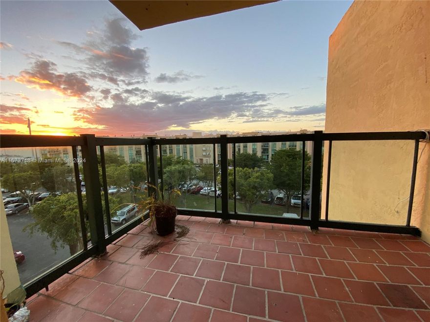 Enjoy the convenience and ease of this centrally located 2BD, 2BR condo at International Park, ideally situated near FIU and major highways. This unit is bathed in natural light and boasts a well-equipped kitchen, a spacious walk-in closet, and includes practical amenities like an in-unit washer and dryer. Benefit from both assigned and visitor parking, with water costs included in the ownership.
