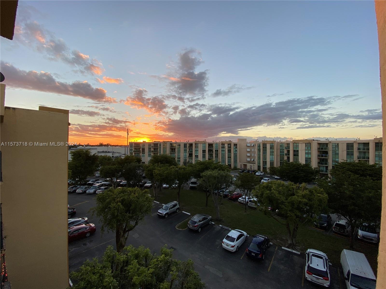 INTERNATIONAL PARK CONDO - Residential