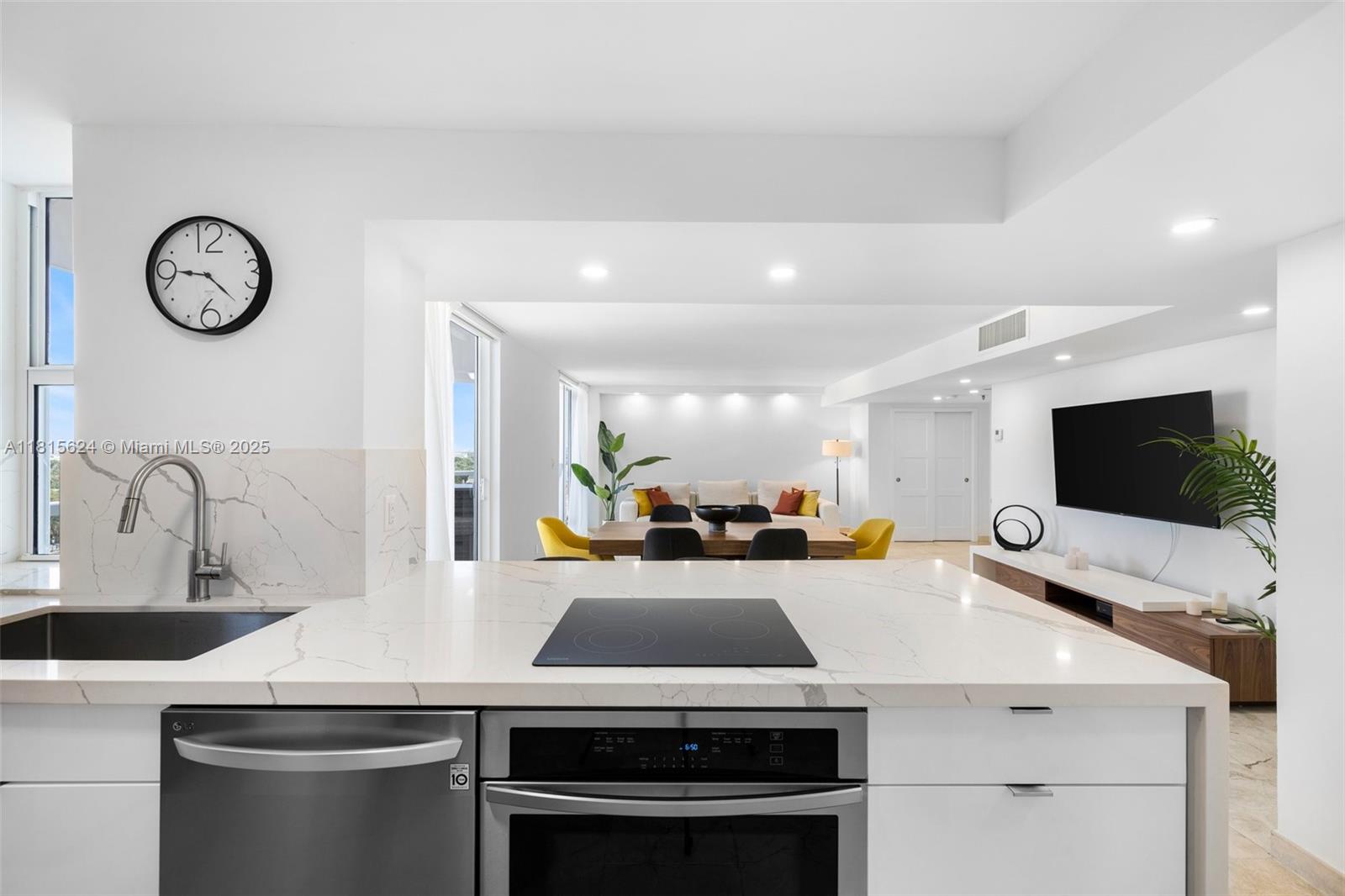 Rental Property at 2401 Collins Ave 1508, Miami Beach, Miami-Dade County, Florida - Bedrooms: 2 
Bathrooms: 2  - $7,000 MO.