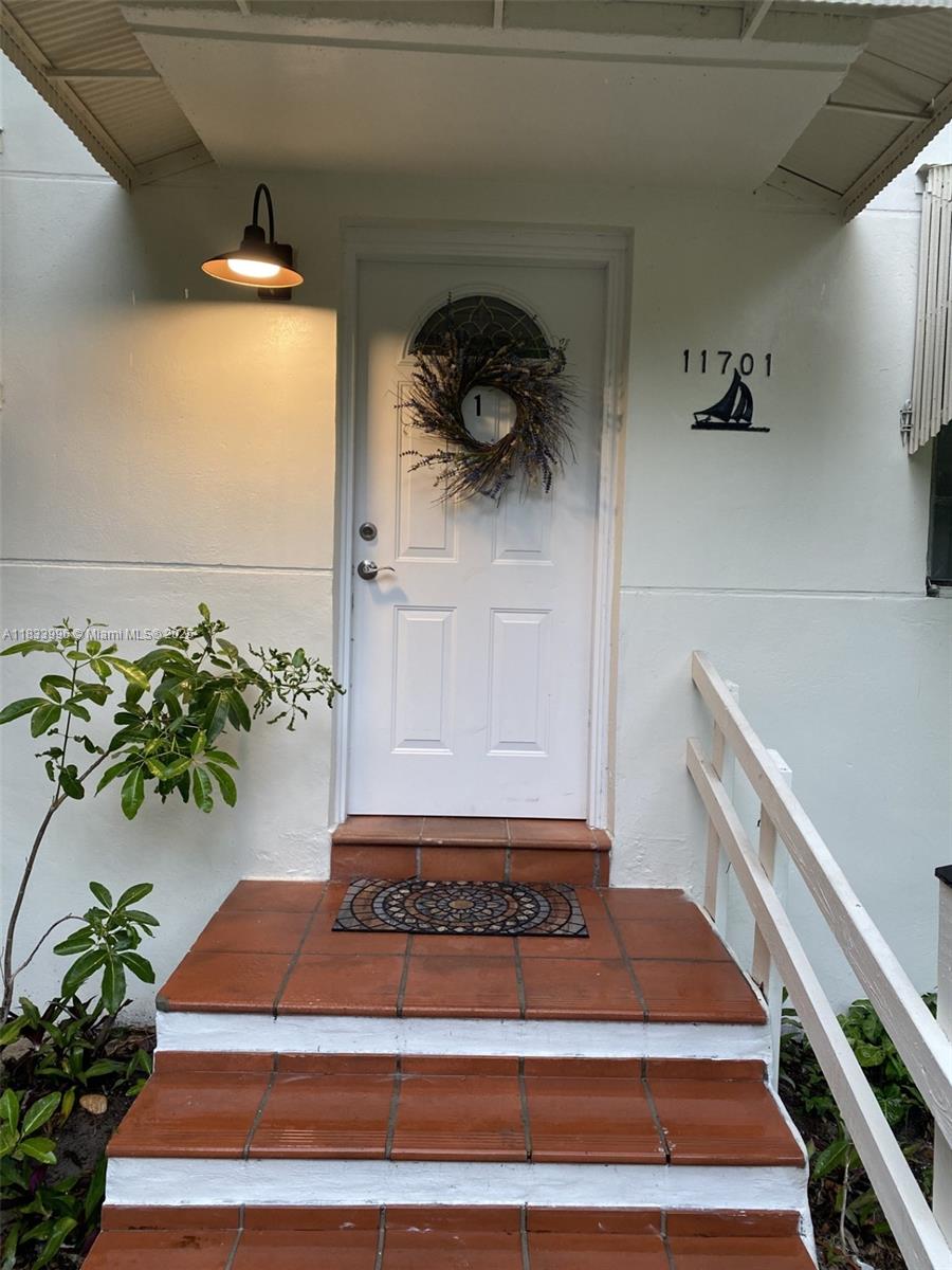 Charming Duplex 3 bed/ 1 bath in FIRST FLOOR Located in the Exclusive & Historic Biscayne Park. Only one unit per floor. This property consits of 1,800 SQFt on a huge 11,250 SQFT lot, Independent Entrance, Downstairs complete with original hardwood & ceramic floors, access to large Backyard with nice Deck, Central A.C., Washer & Dryer onsite, Easy Access to Biscayne Blvd, I-95, Downtown, Airport and Beach.