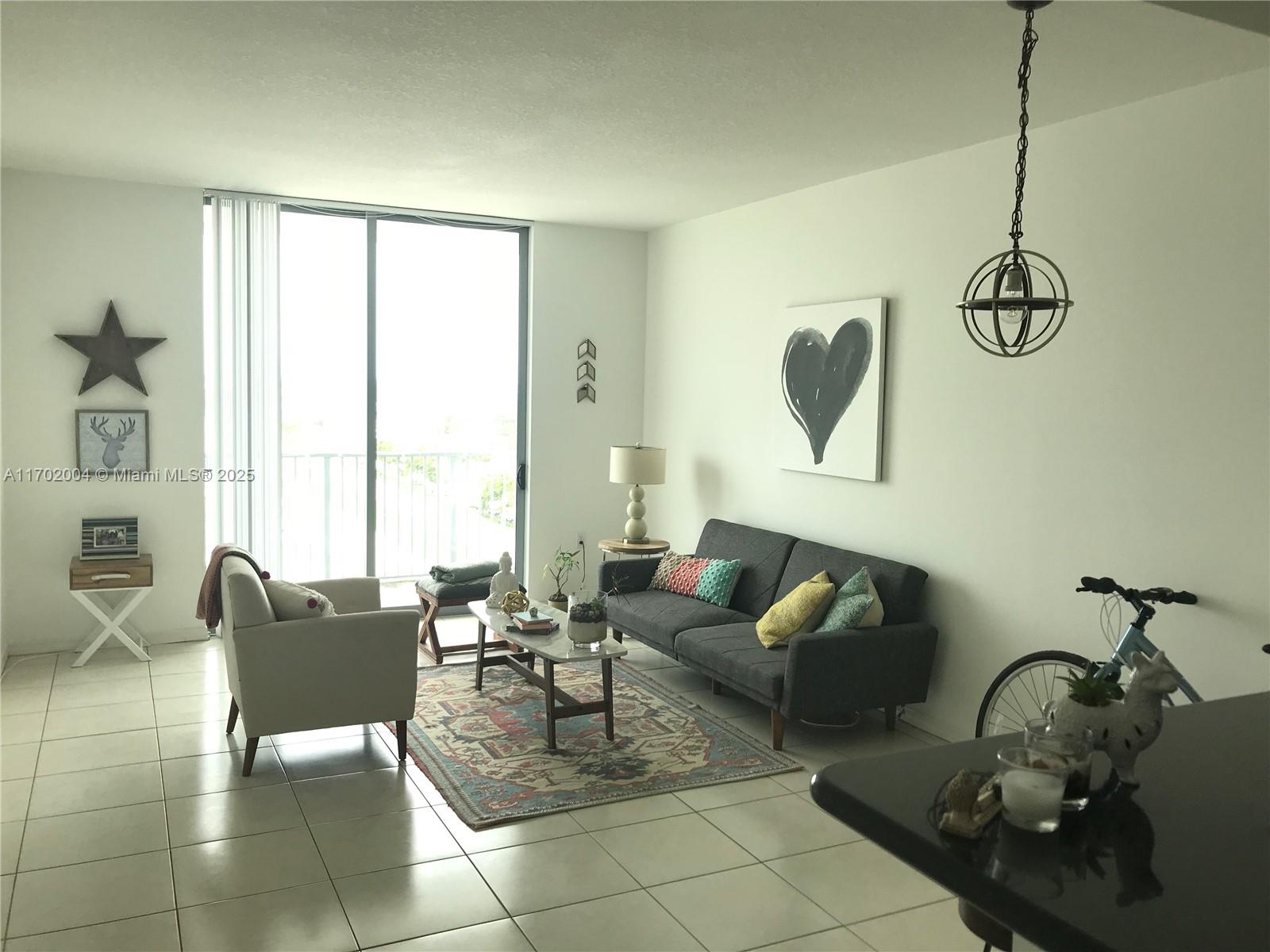 HOLLYWOOD STATION RES CON - Residential