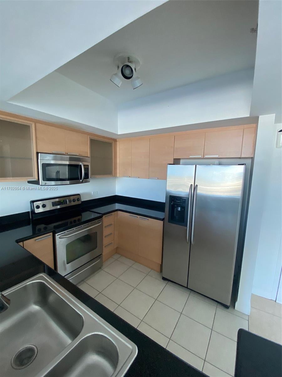 HOLLYWOOD STATION RES CON - Residential