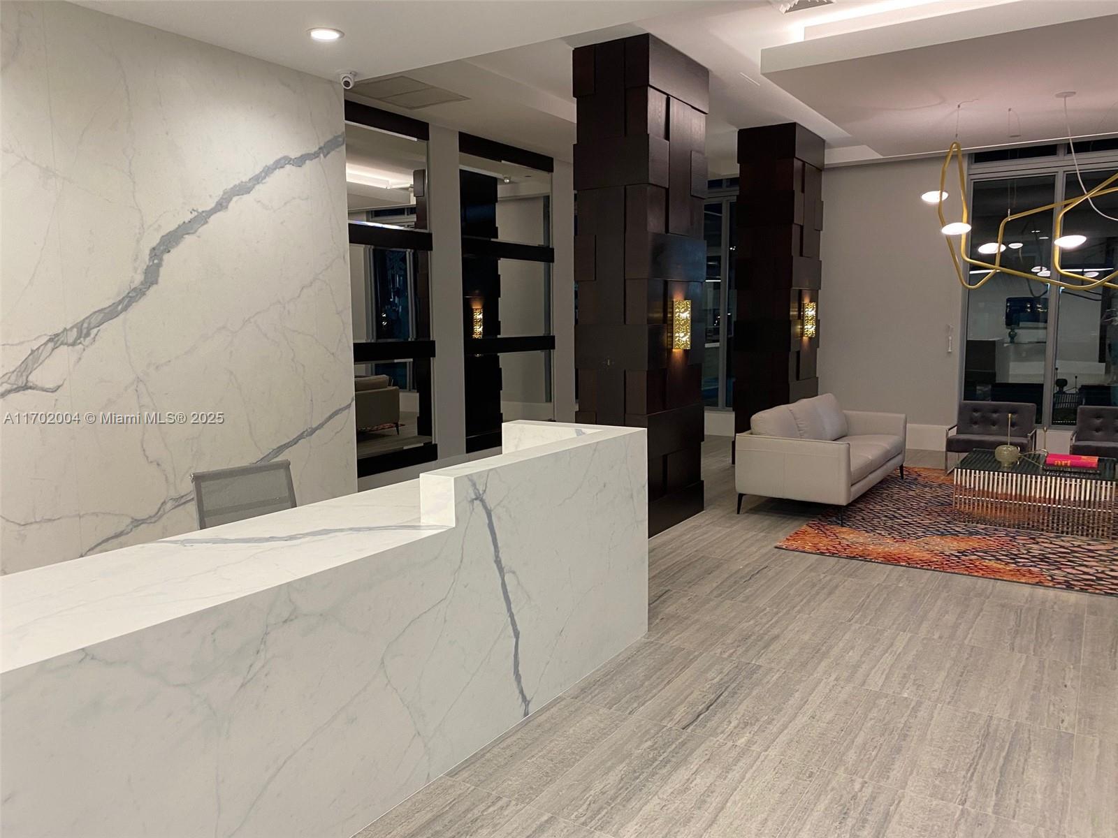 HOLLYWOOD STATION RES CON - Residential