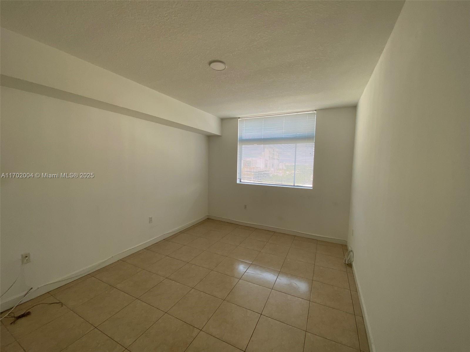 HOLLYWOOD STATION RES CON - Residential