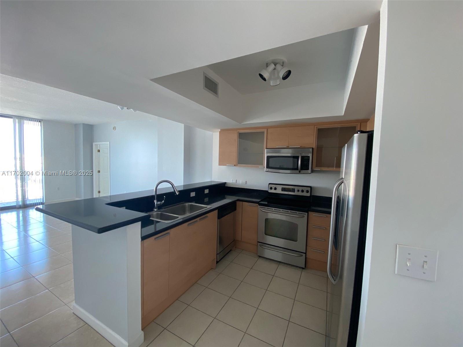 HOLLYWOOD STATION RES CON - Residential