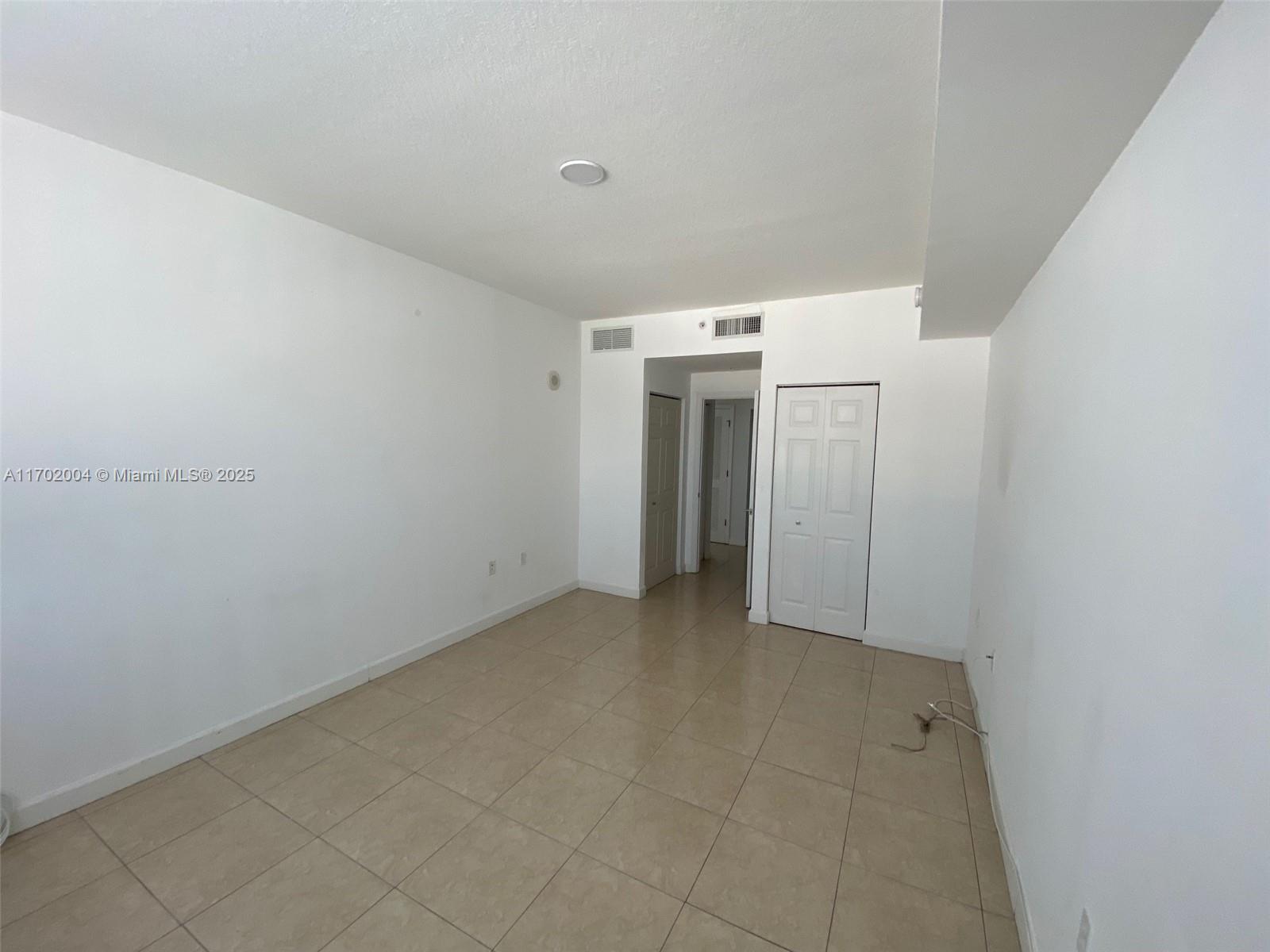 HOLLYWOOD STATION RES CON - Residential