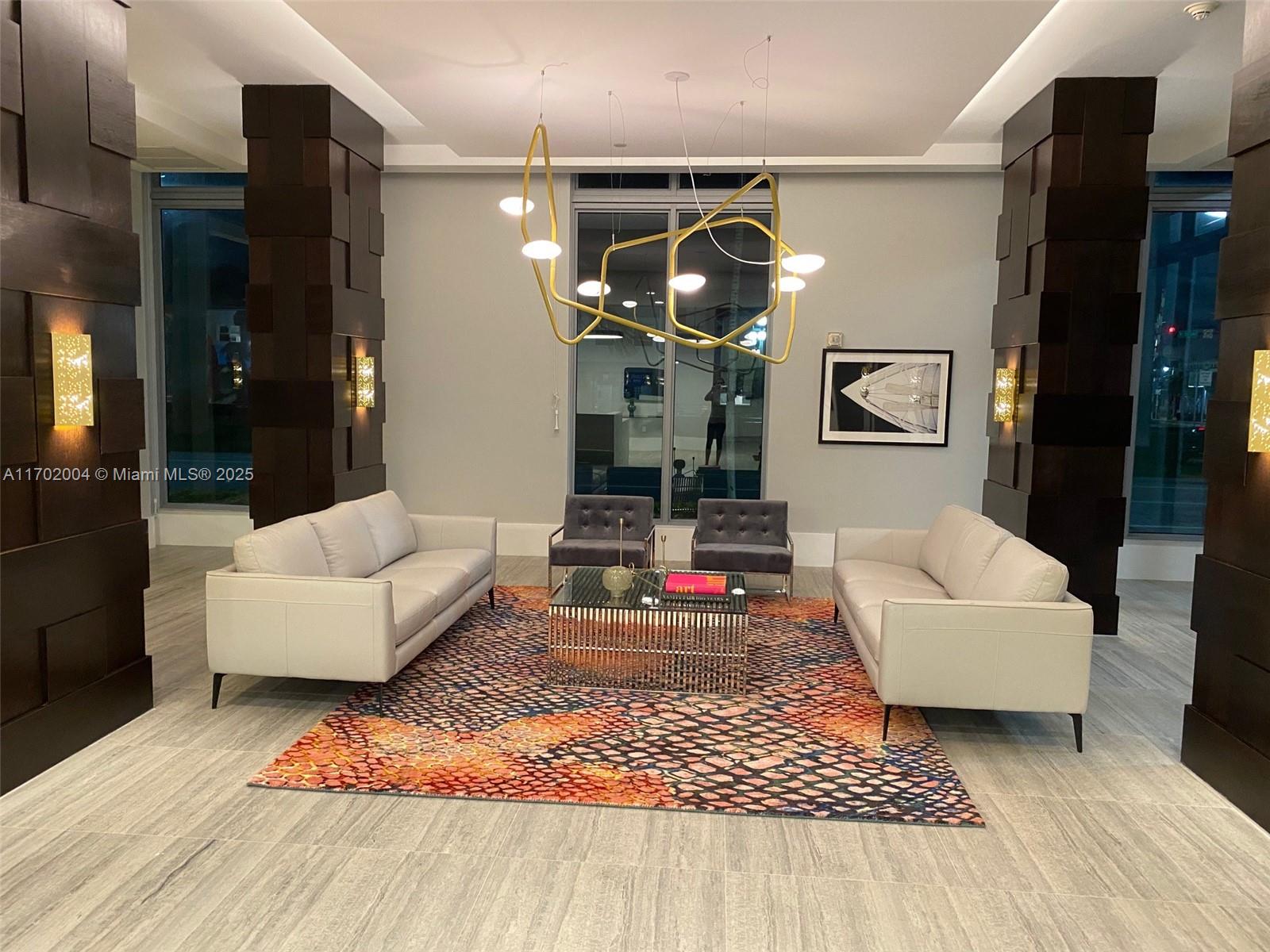 HOLLYWOOD STATION RES CON - Residential