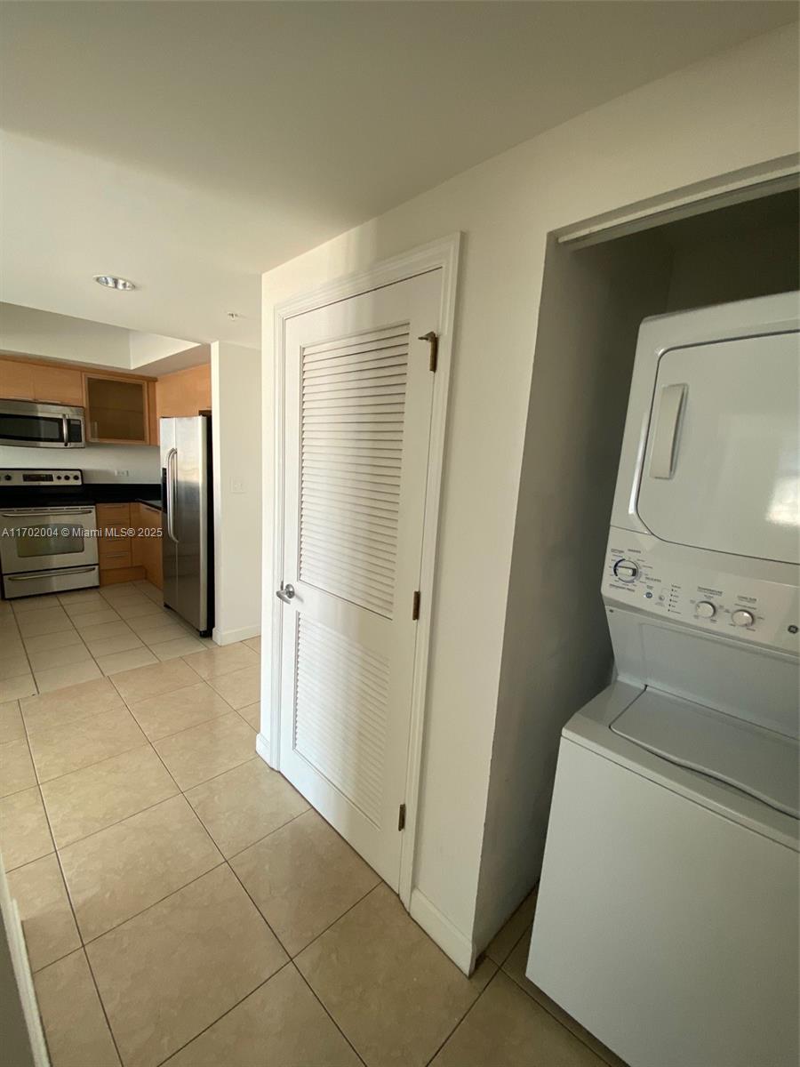 HOLLYWOOD STATION RES CON - Residential