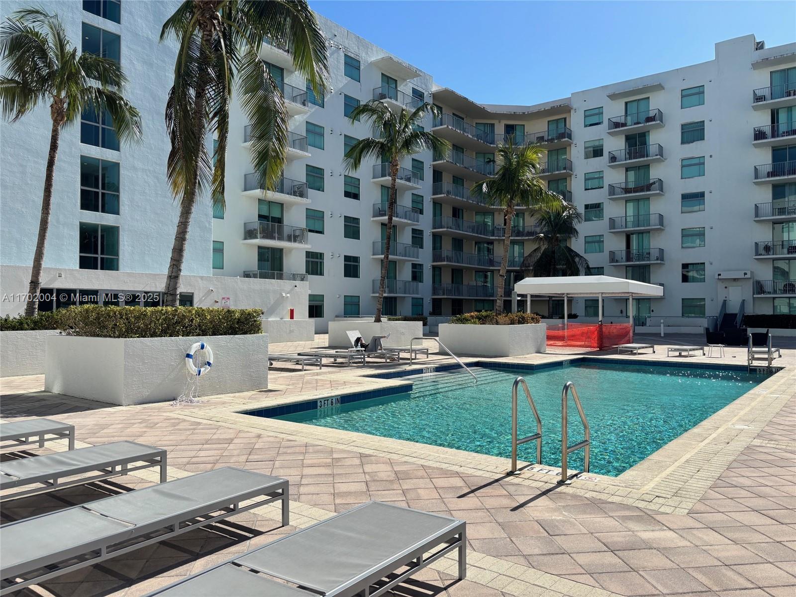 HOLLYWOOD STATION RES CON - Residential