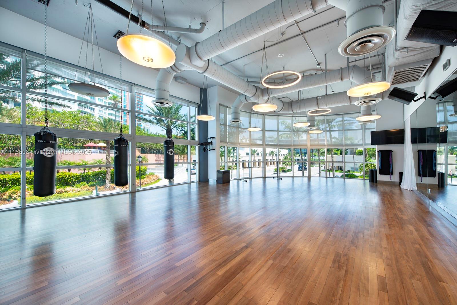 CONTINUUM ON SOUTH BEACH - Residential