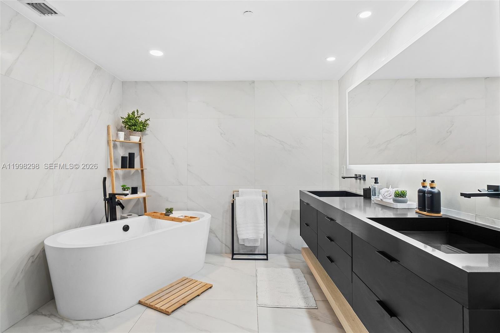 ARIA ON THE BAY CONDO - Residential