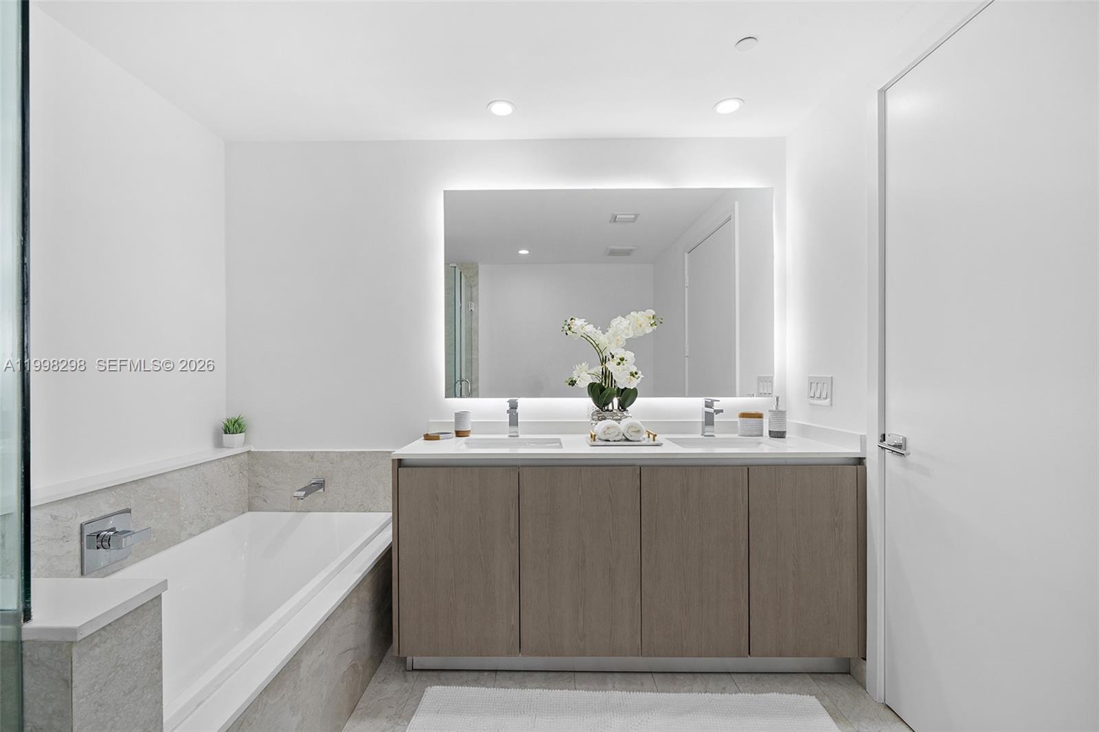 ARIA ON THE BAY CONDO - Residential