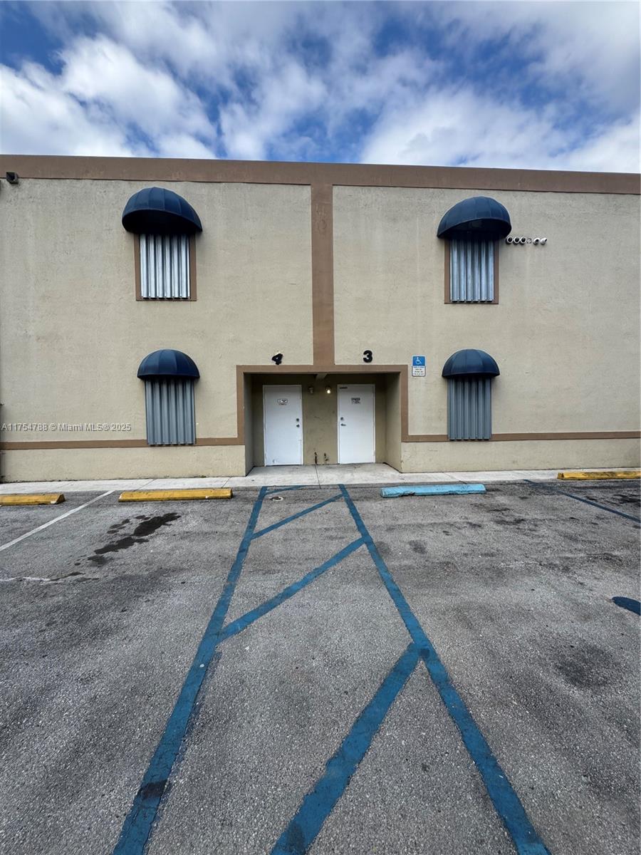 Commercial Warehouse available in Hialeah Gardens, offering 1,622 sq.ft. of versatile space with full air conditioning and 3-phase power to support various business operations. Key Features: Total Space: 1,622 sqft.
Ceiling Height: 20 ft. Office Space Included Full Air Conditioning throughout 3-Phase Power for heavy-duty equipment 3 Dedicated Parking Spaces; Conveniently located with easy access to major highways and business hubs.