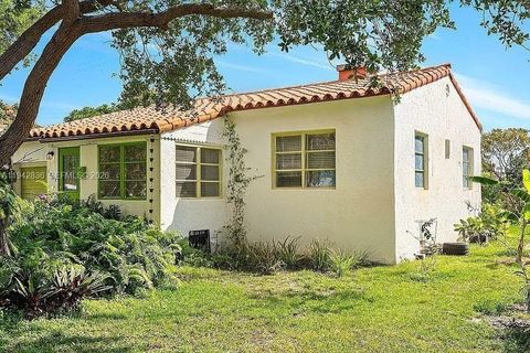 Photo of 1601 N 16th Ct, Hollywood, FL 33020 (MLS # A11942836)