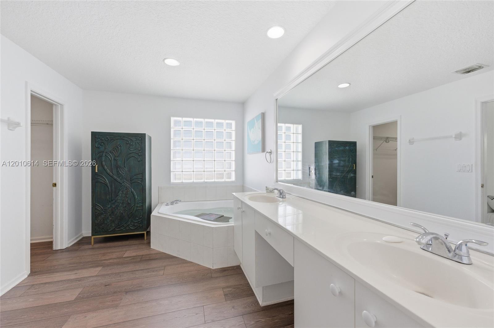 PALM POINTE - Residential