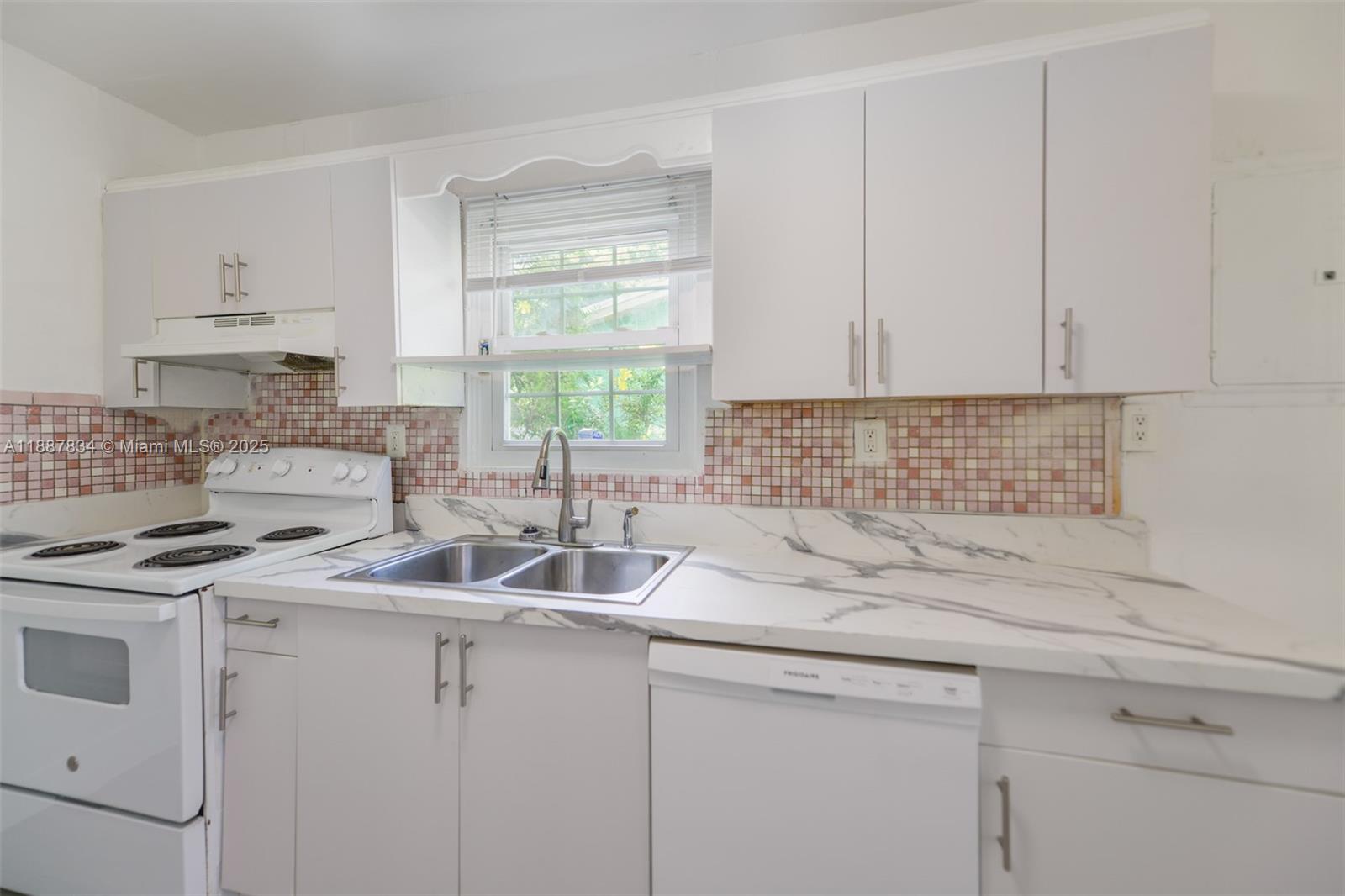 N MIAMI ESTATES - Residential