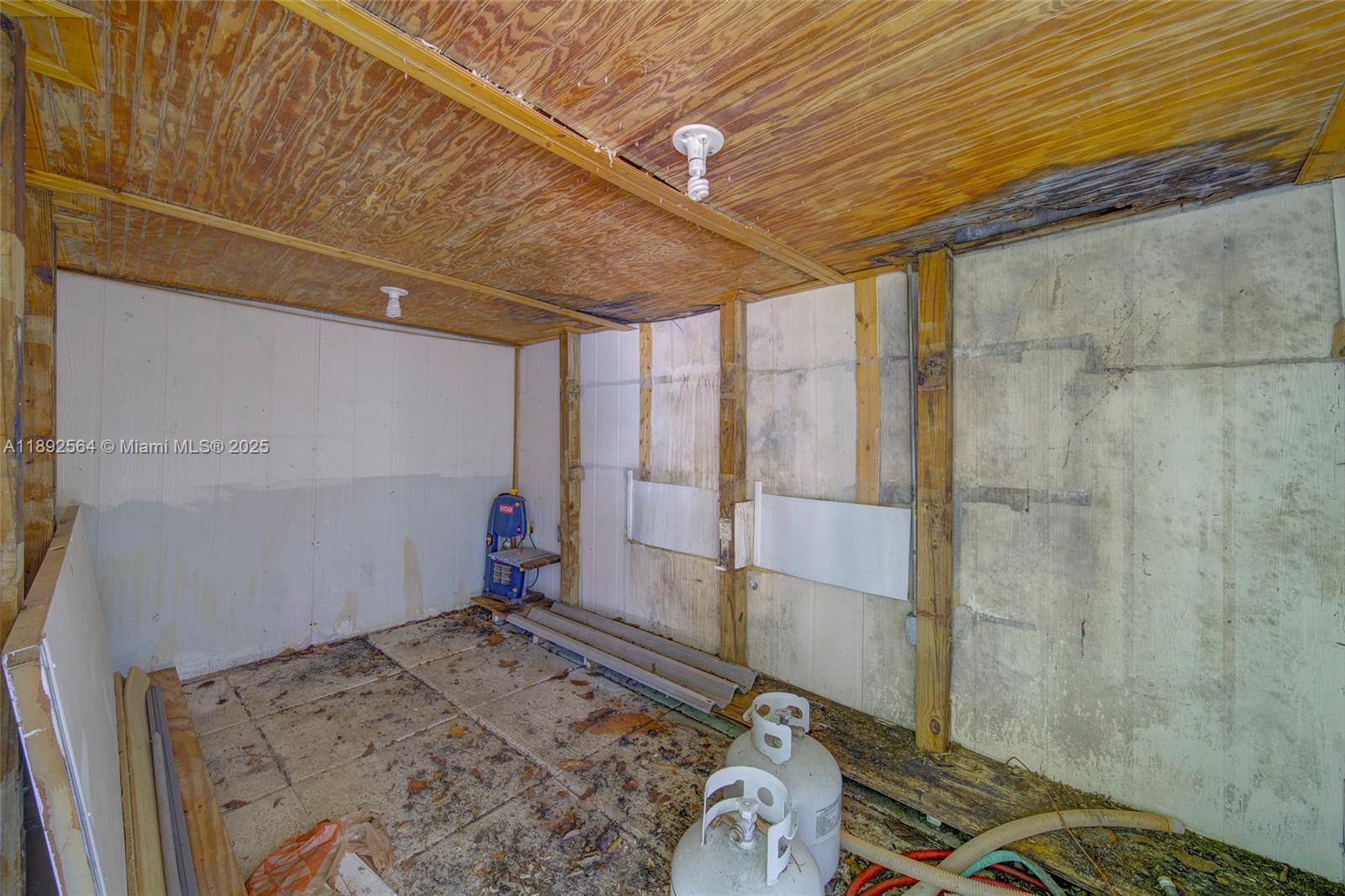 CORAL NOOK - Residential Lease