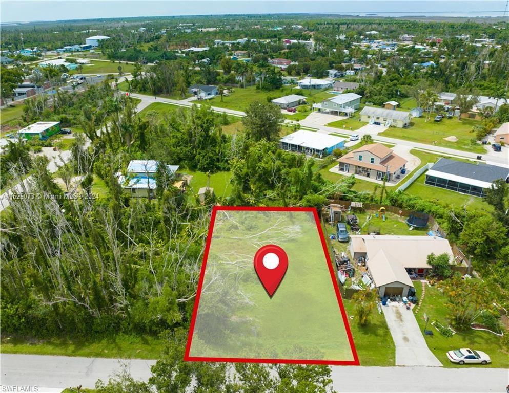 Great vacant land to build your house or may be duplex. Close to schools, shopping, and restaurants. Southern Exposure. Pine Island water service available. Come and see it!