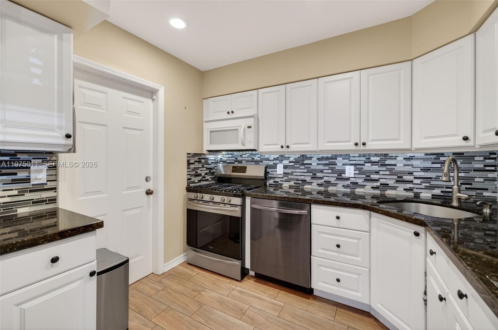 HOLLYWOOD PARK - Residential